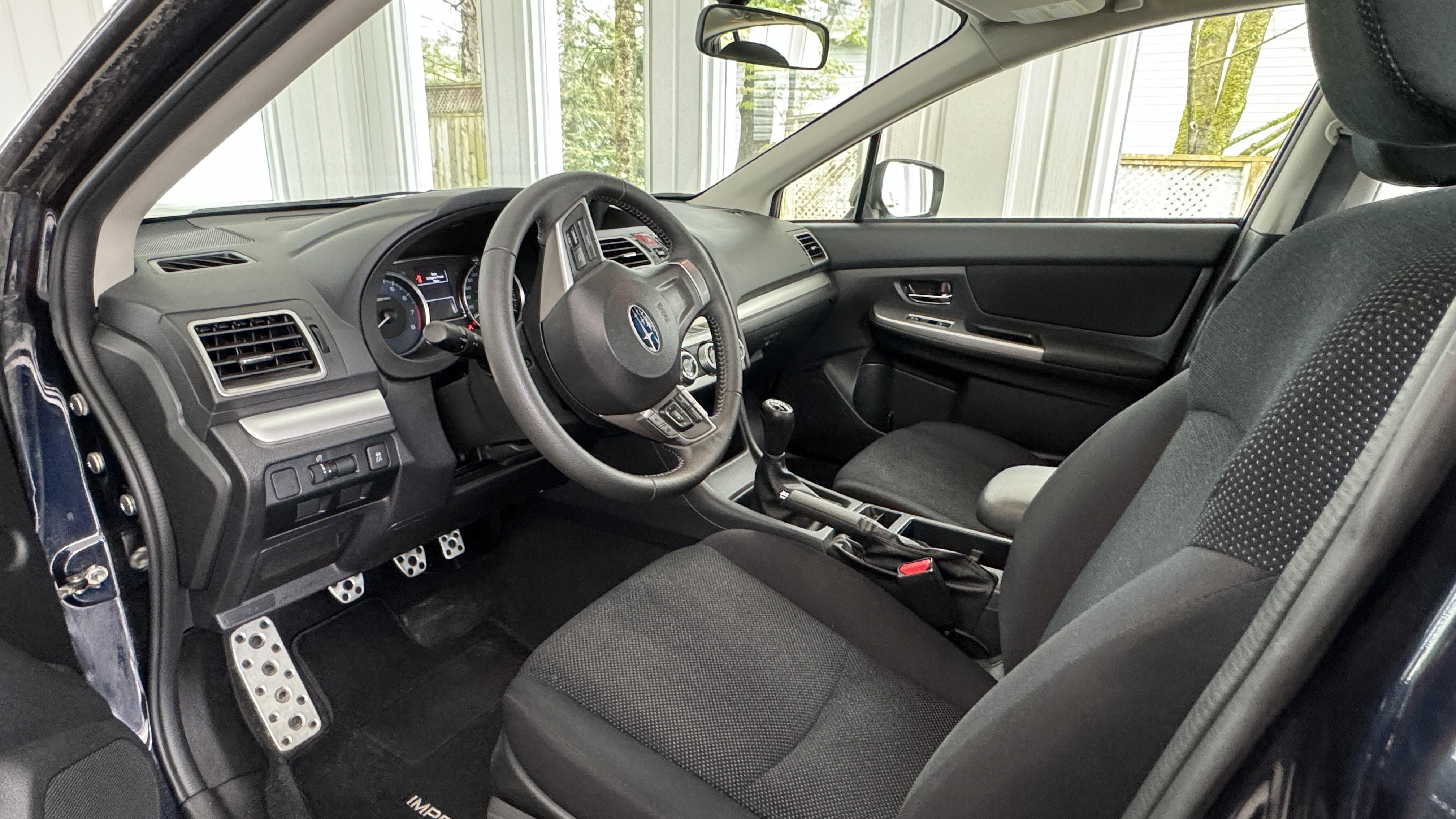 Subaru intérieur devant